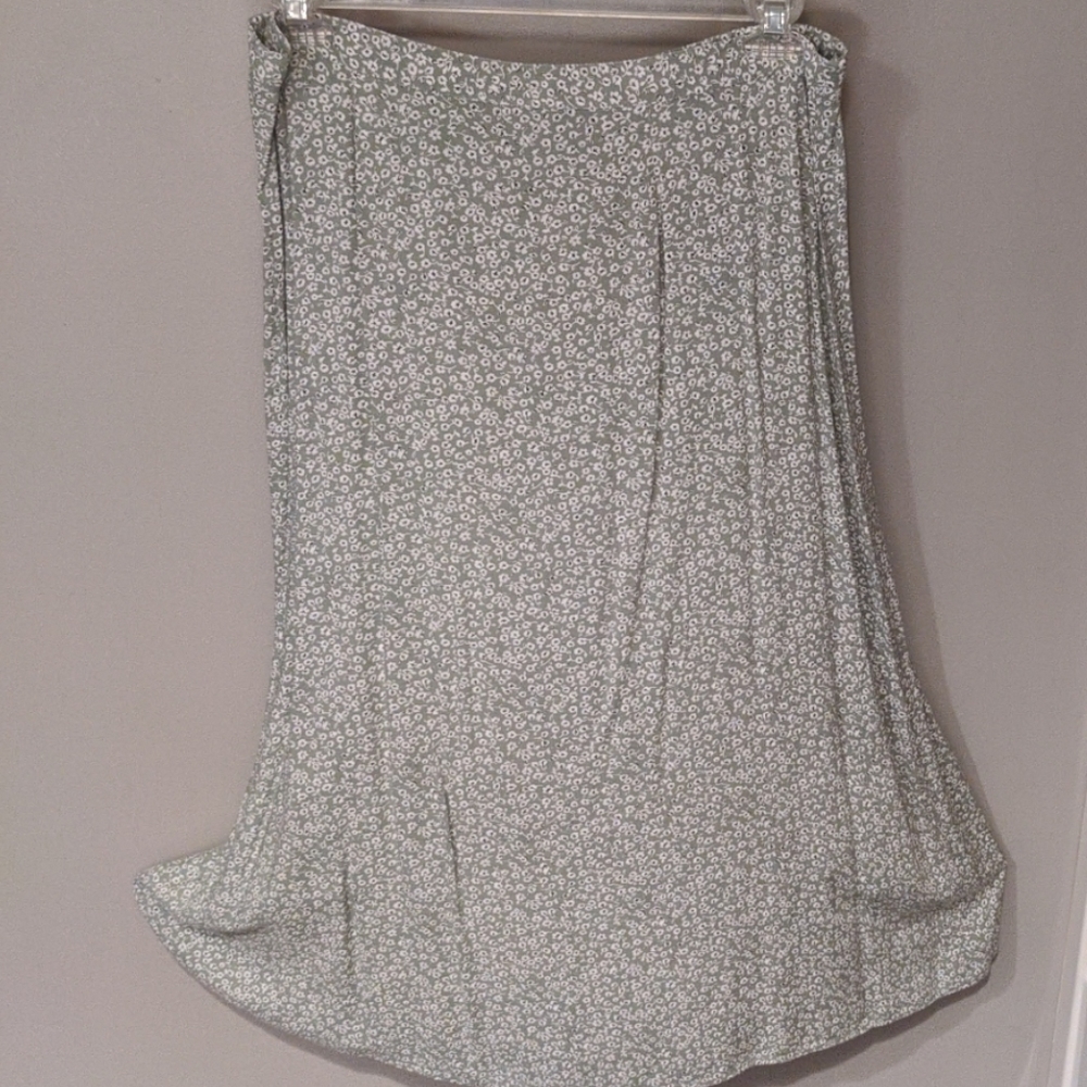 Long skirt with soft summer print.